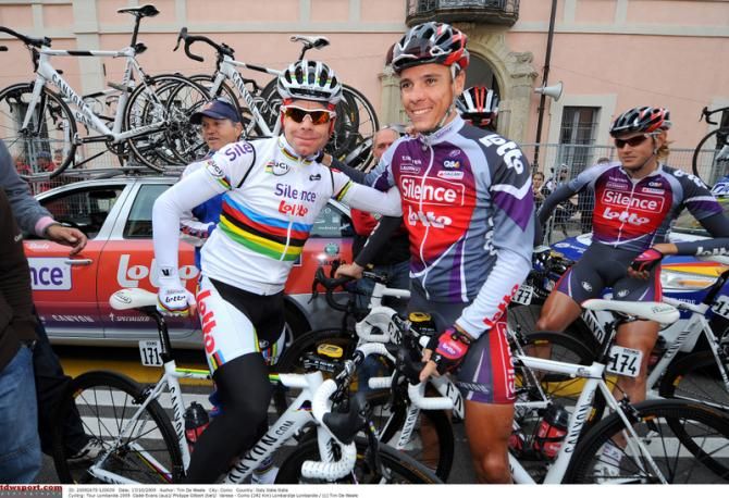 Cadel Evans shows off his rainbow jersey at the 2009 Giro di Lombardia