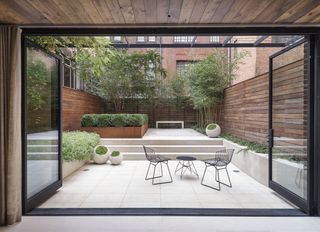 narrow garden ideas with minimal design in an urban space