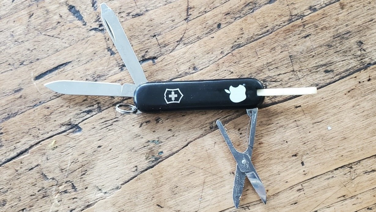 Victorinox Swiss Army Knife dengan Logo Apple
