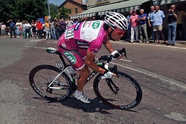 Danilo Di Luca (LPR Brakes) rounds the corner.