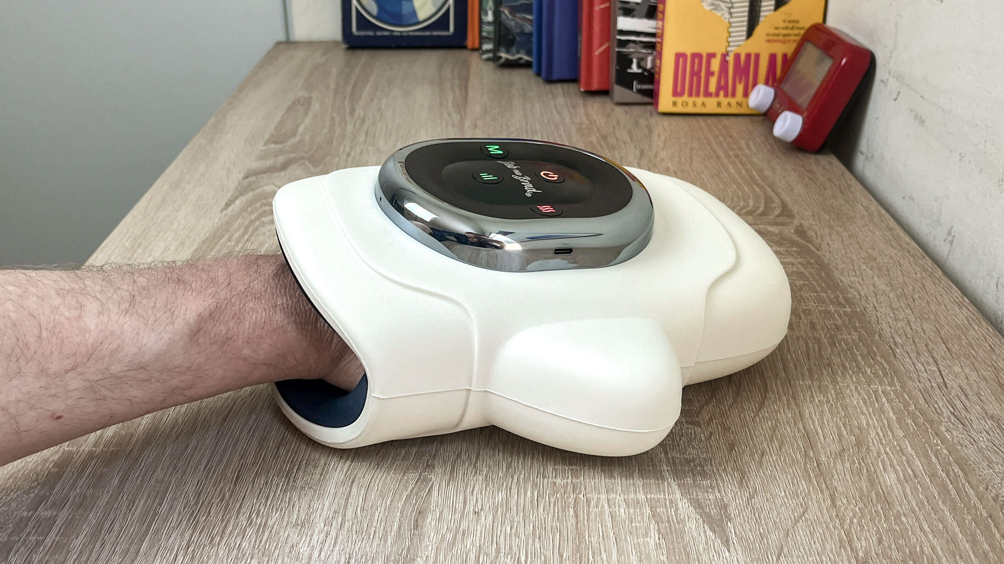 Pijat tangan H50 Handspa Pro yang didukung oleh Bob & Brad beraksi