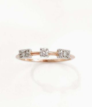 Engagement ring in gold and diamonds by Sansoeur