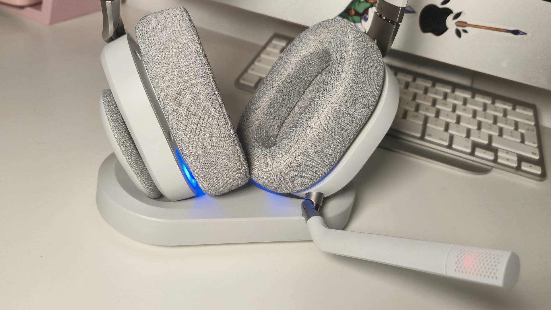 Photo by Rosalie Newcombe of the Fractal Design Scape wireless gaming headset, sitting on a white desk.