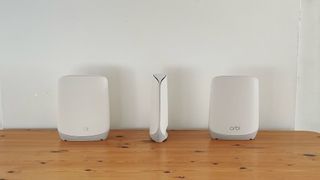 Netgear Orbi RBK763 puisella pöydällä valkoisen seinän edessä