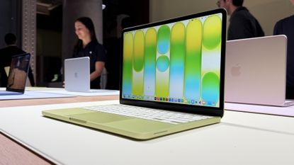 Apple MacBook Neo in Citrus