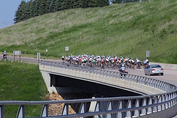 The women's peloton climbs out of the Blue Earth River valley.