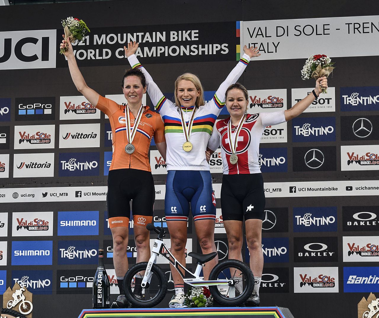 L to r: Anne Terpstra, Evie Richards, Sina Frei