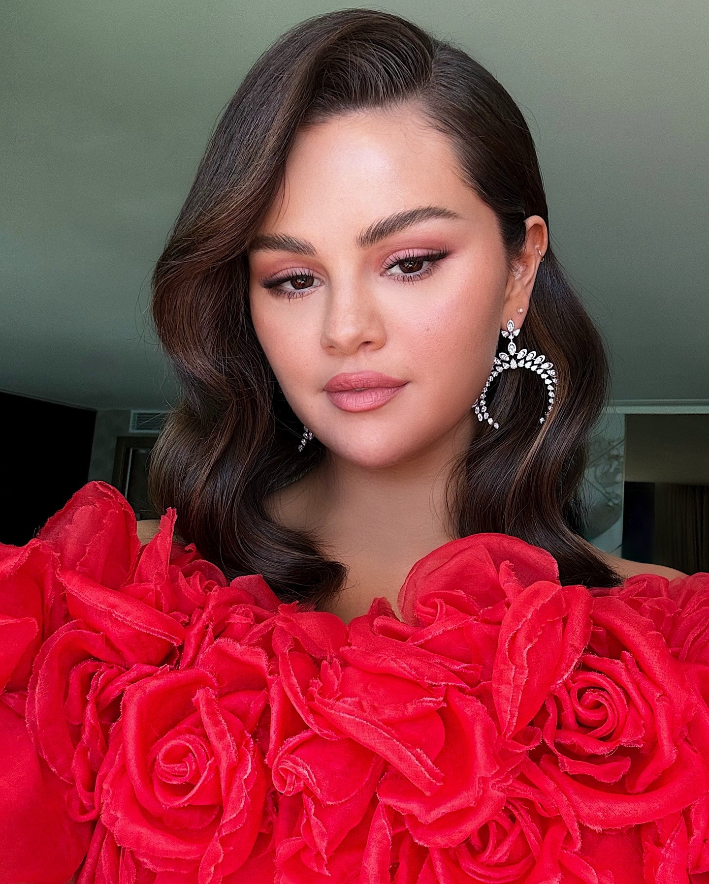 Selena Gomez wearing rosy eye shadow.
