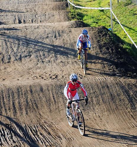 Alison Sydor (Team Maxxis-Rocky Mountain) with Katerina Nash close behind.