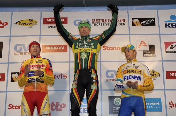 Nys salutes the crowd from the podium in Essen.