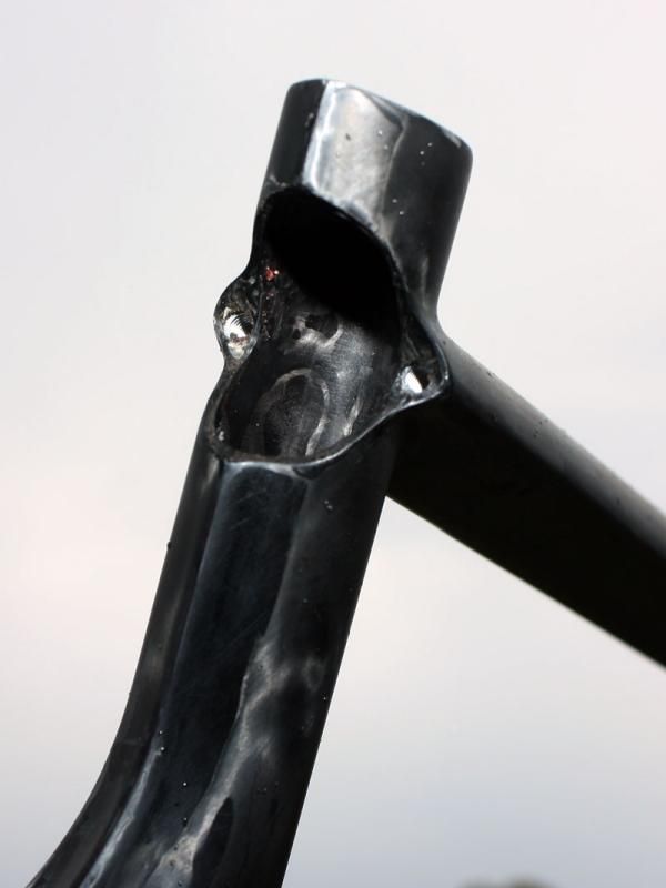 Seatpost binder threads are integrated into the frame but Canyon says they'll withstand over 12Nm of torque (the spec calls for only 5-7Nm) before any damage occurs - and even then it says the bolt head will snap, not the frame threads.