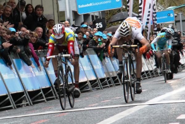 Joaquim Rodriguez Oliver (Katusha Team) holds off Samuel Sanchez Gonzalez (Euskaltel - Euskadi) for the stage 5 win