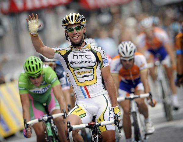 Mark Cavendish (HTC - Columbia) lets everyone know this is his fifth stage victory of the Tour.
