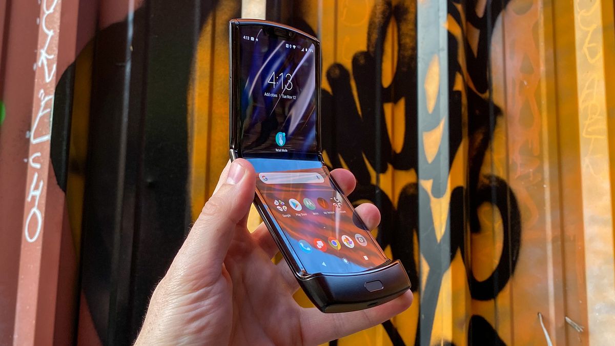 Motorola RAZR 2 hands-on: Righting all of last year's wrongs