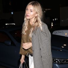 Sienna Miller wears a low-slung belt.