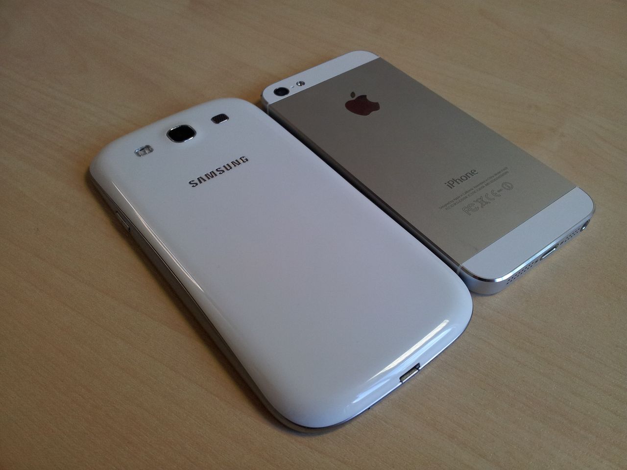 Samsung Galaxy S3 vs Apple iPhone 5 - Back