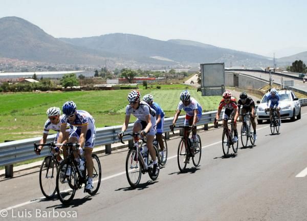 The lead group on the road to Pachuca