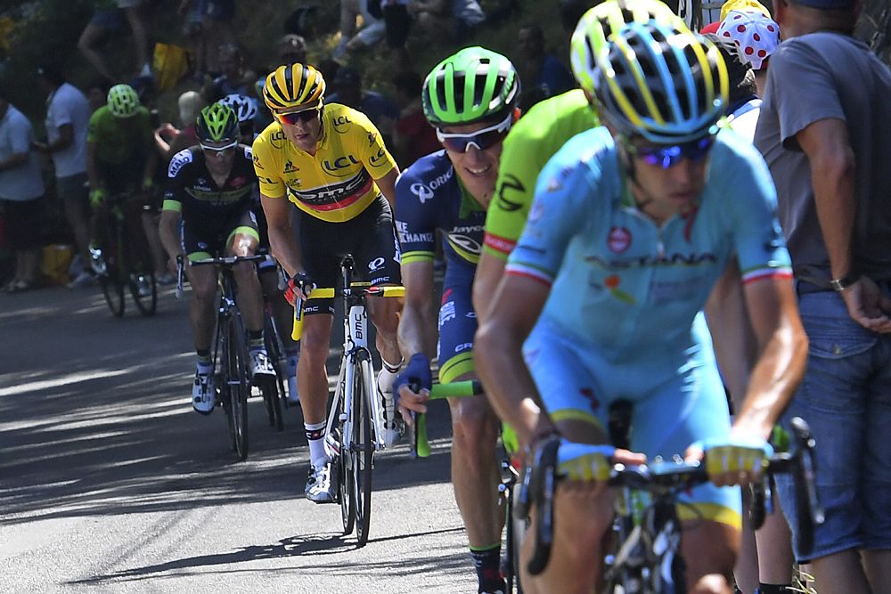 Nibali leads the late break on stage 7