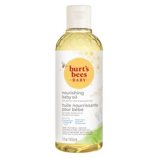 un paquete de aceite para bebés burts bees