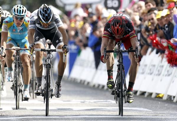 Cadel Evans guts out a stage win on stage 4 over Contador