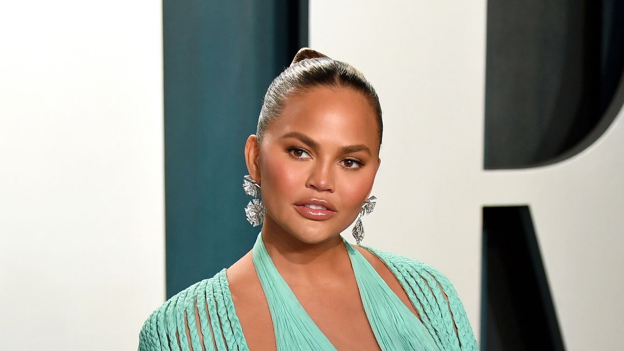 Chrissy Teigen attends the 2020 Vanity Fair Oscar Party hosted by Radhika Jones at Wallis Annenberg Center for the Performing Arts on February 09, 2020 in Beverly Hills, California