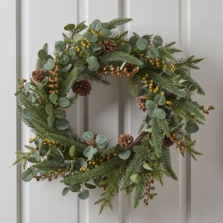 A green winter wreath