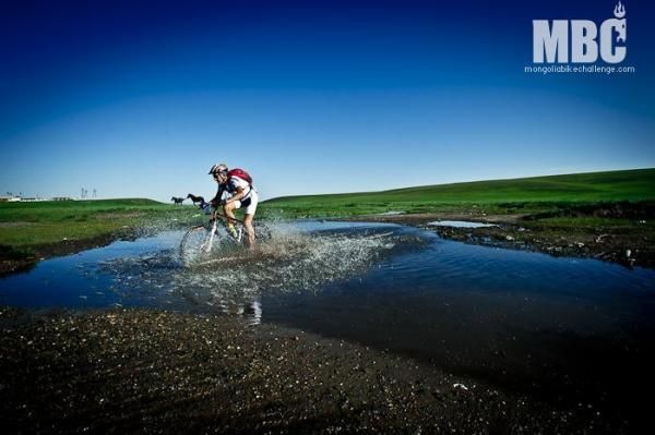 A rider cools off en route