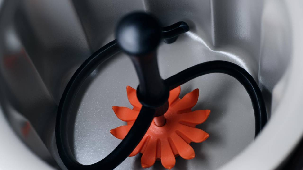 The inside whisk mechanism in the All-New Velvetiser.