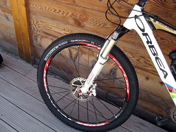 Wheels and tires are provided by Fulcrum's Red Metal Zero and Hutchinson Python Tubeless Light models.