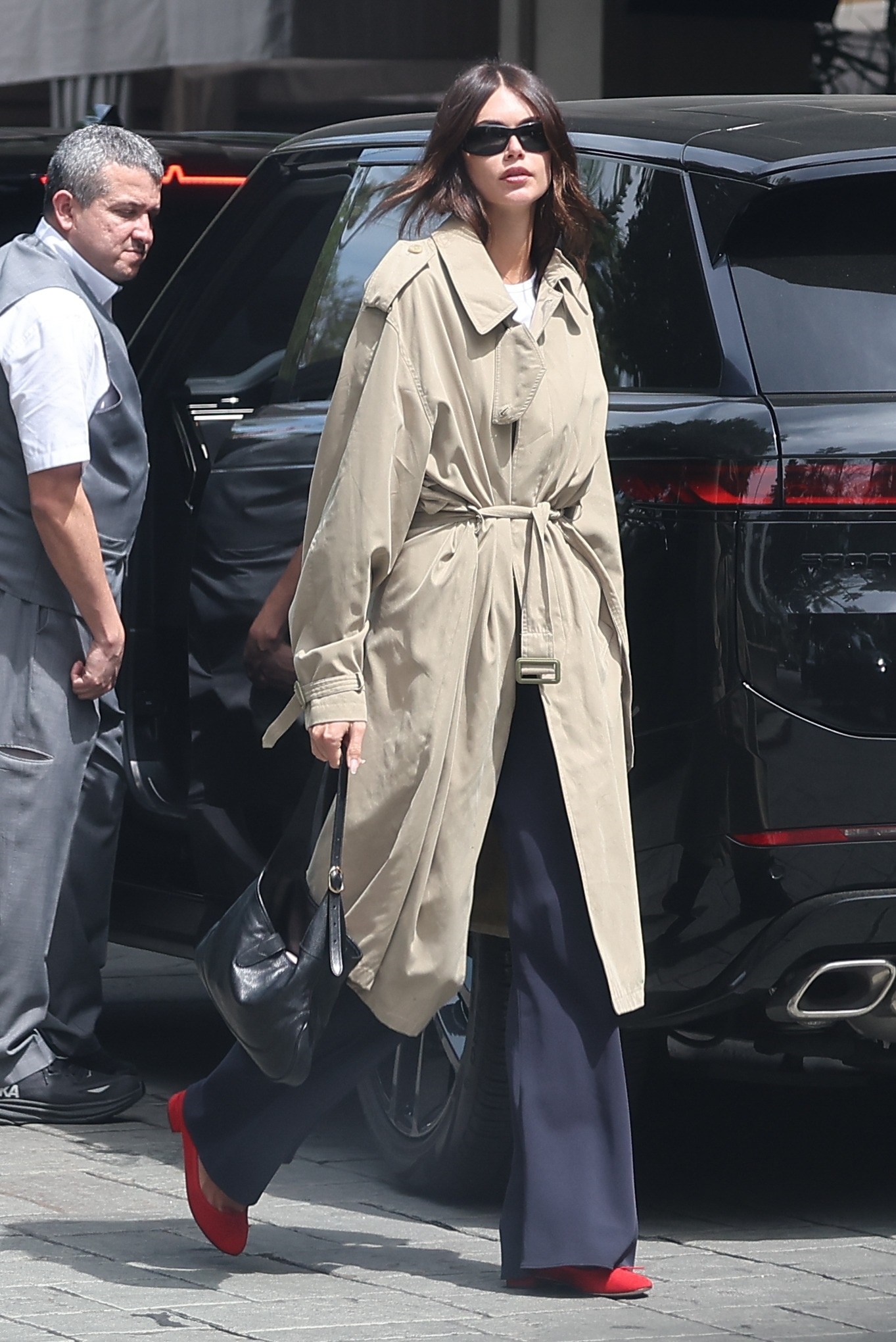 Kaia Gerber Injects Her Classic Gucci bag and Linen Pants With a Major Spring 2026 Color Trend