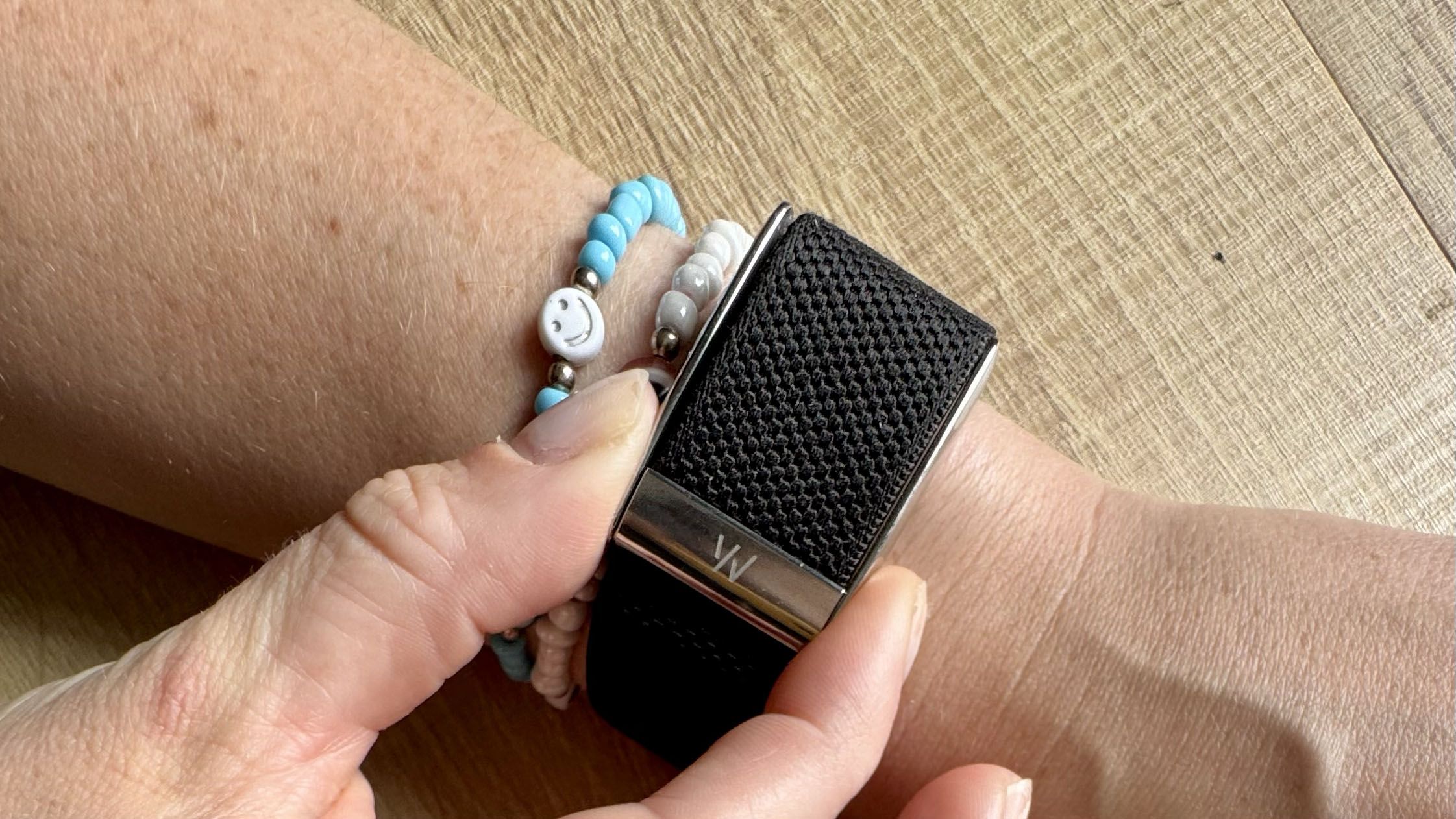 Fitbit Loop na nadgarstku, opaska zdrowotna Google bez ekranu