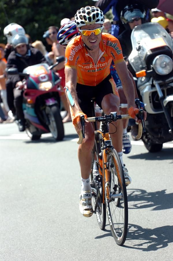 Samuel Sanchez (Euskaltel-Euskadi) couldn't hold the pace of Vinokourov.