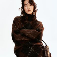 Model wearing H&M argyle knit