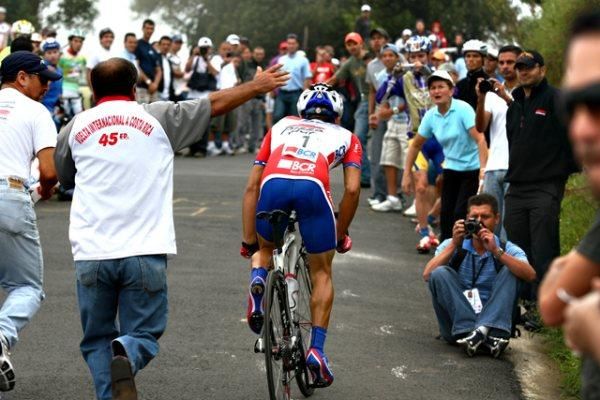 Defending Vuelta a Costa Rica champion Gregori Brenes (BCR-Pizza Hut-KHS-Powerade) gets plenty of encouragement.
