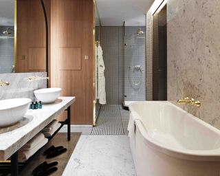 Hotel Vernet bathroom with white bath tub