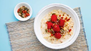 16:8 diet breakfast idea: porridge and berries