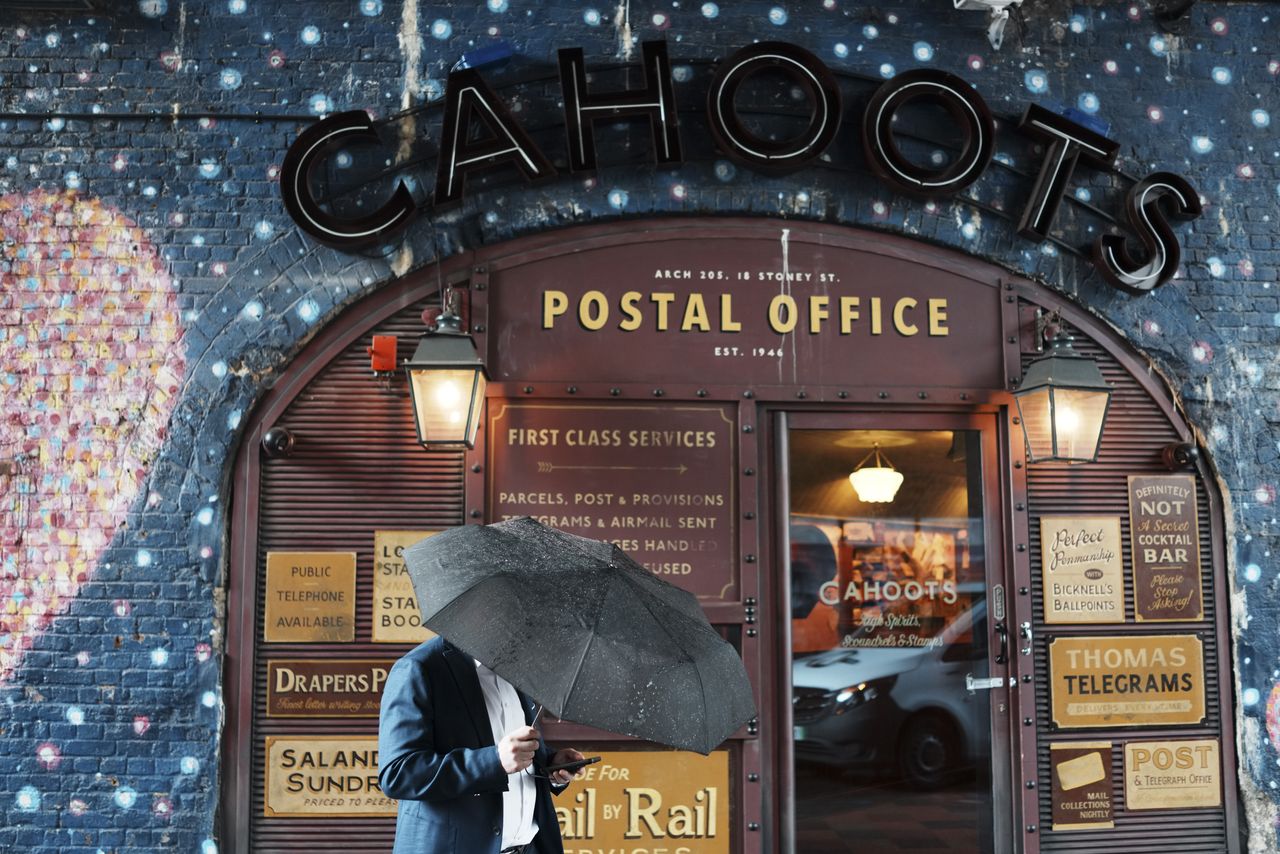 Sony RX1R III sample gallery: man obscured by umbrella, in front of a London bar
