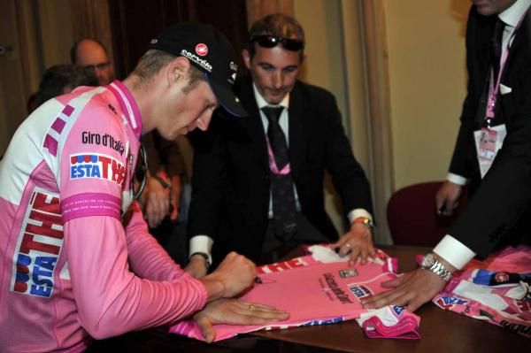 Sir Paul Smith to design 2013 maglia rosa | Cyclingnews
