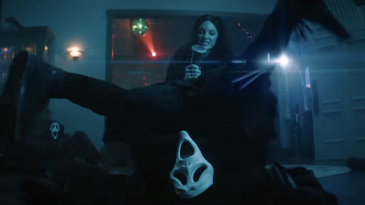 火曜日、怖い映画6でゴーストフェイスのお尻をディルドで刺す