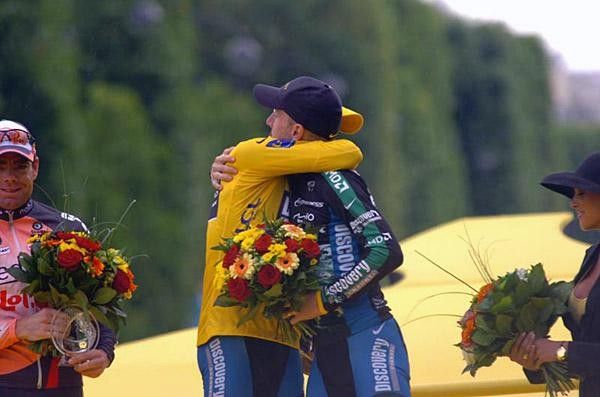 Contador embraces Leipheimer the team-mates were 1-3 on the final classification