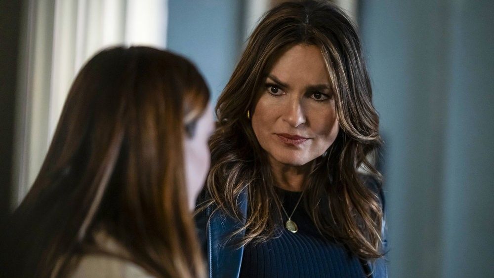 Mariska Hargitay as Captain Olivia Benson speaking with a witness in Law &amp; Order: SVU season 25 episode 8