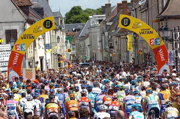 Riders line up to start stage 11.