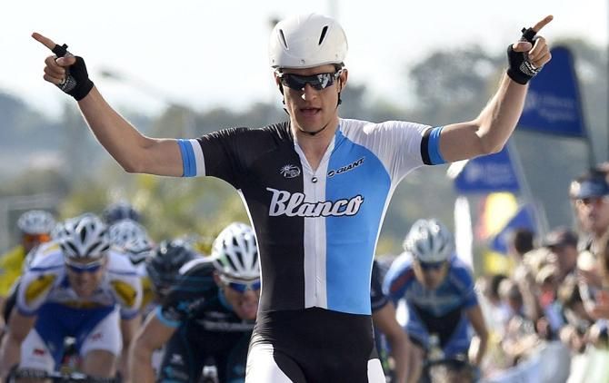 Theo Bos (Blanco) wins the second Volta ao Algarve stage