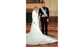 MADRID Spain : Spanish Crown Prince Felipe of Spain and his wife Princess of Asturias Letizia Ortiz pose inside the Royal Palace in Madrid 22 May 2004. AFP PHOTO ODD ANDERSEN/POOL (Photo credit should read ODD ANDERSEN/AFP via Getty Images)