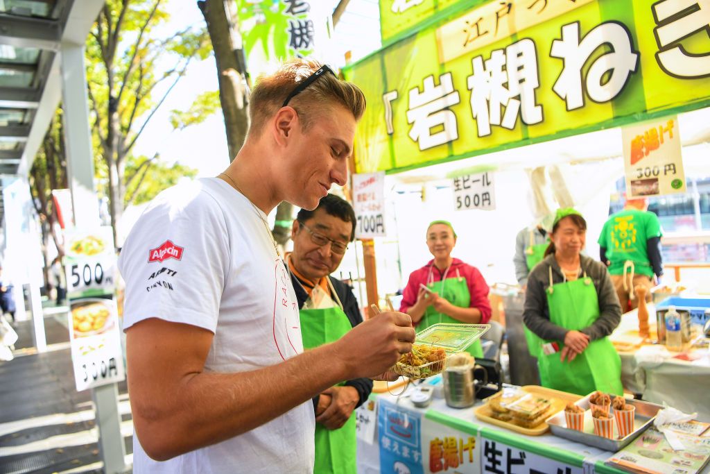 Marcel Kittel tries some local cuisine