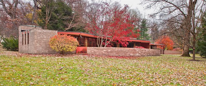 Auction an Illinois house by Frank Lloyd Wright