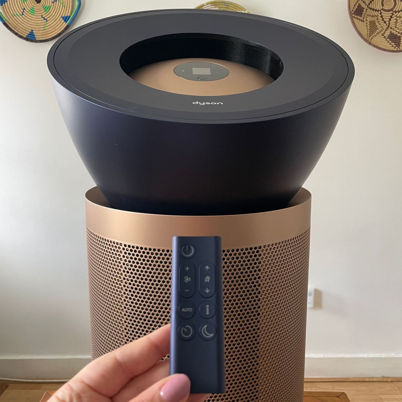Dyson Purifier Big+Quiet Formaldehyde and a hand holding a remote control