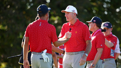 Jim Furyk shakes hands of the US Presidents Cup side