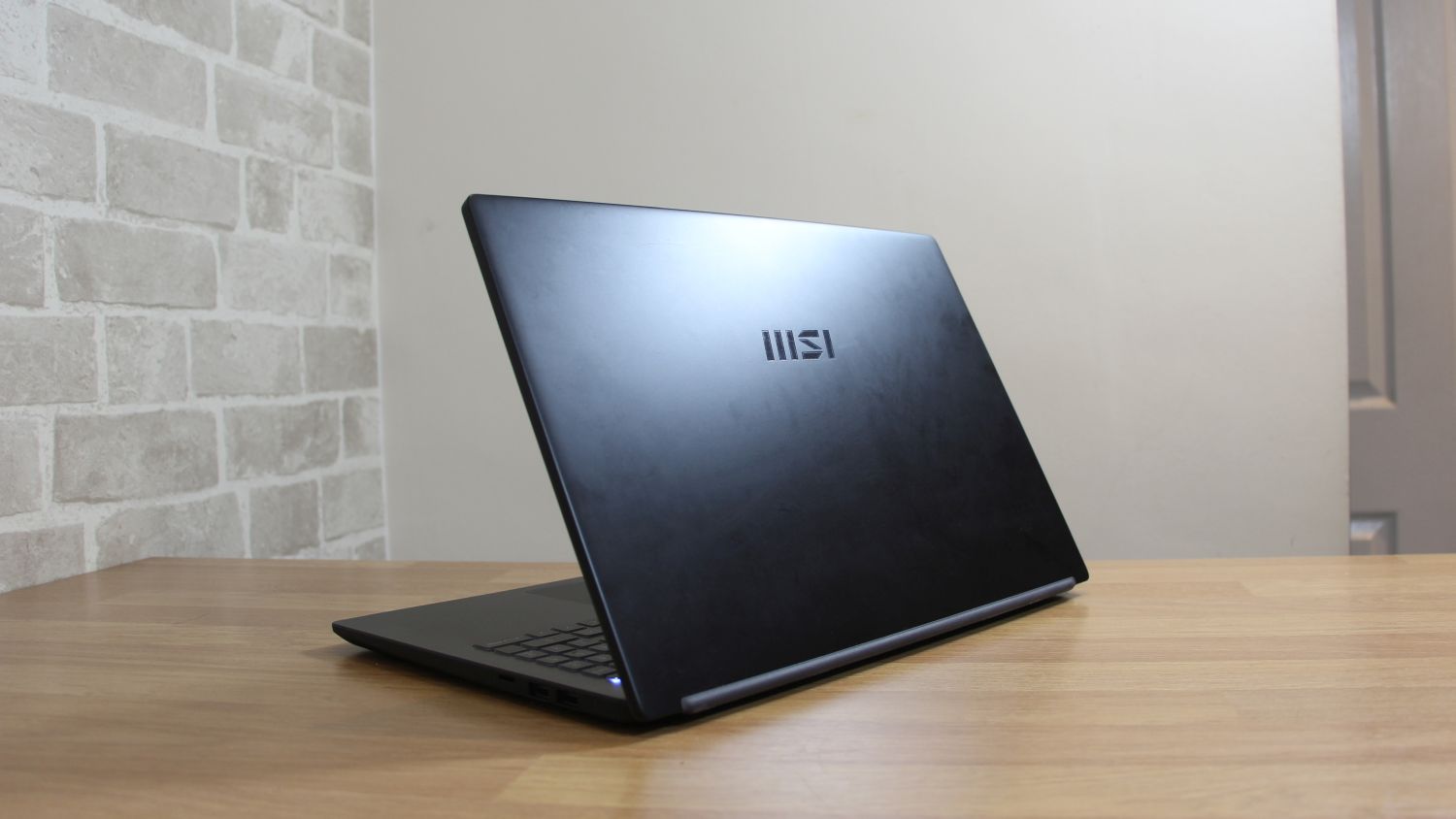 Product photo of the MSI Modern 15-laptop back.