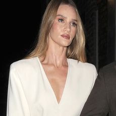 12/12/2025: Rosie Huntington-Whiteley and Jason Statham attend Rocco Ritchie's Art Exhibition and party in London. The English supermodel wore a white dress and taupe heels.